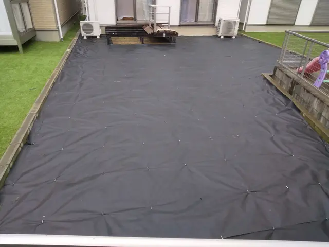 お庭や畑等に草の生えないよう防草シートをはります。シートの素材も選べます☆サービスの画像