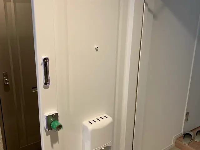 玄関ドア塗装/木製・鉄製対応/家の顔を華やかに/退去に伴う塗装もOK/自社施行!サービスの画像