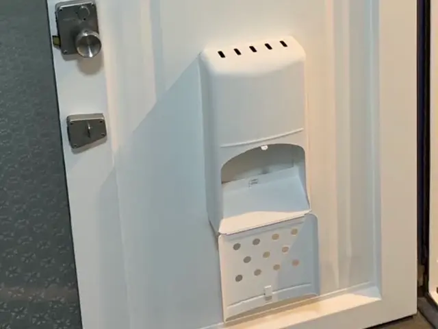 玄関ドア塗装/木製・鉄製対応/家の顔を華やかに/退去に伴う塗装もOK/自社施行!サービスの画像