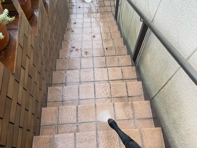 ◆ハイパワーの高圧洗浄機◆精密なブラッシング！カーポートとセットで洗浄も可能！サービスの画像