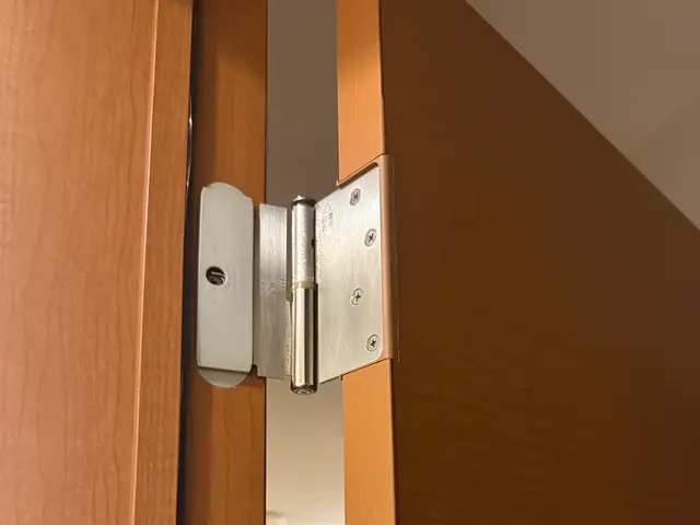 枠・床との干渉、蝶番交換、調整、金物交換などお困りの詳細をお知らせください。サービスの画像