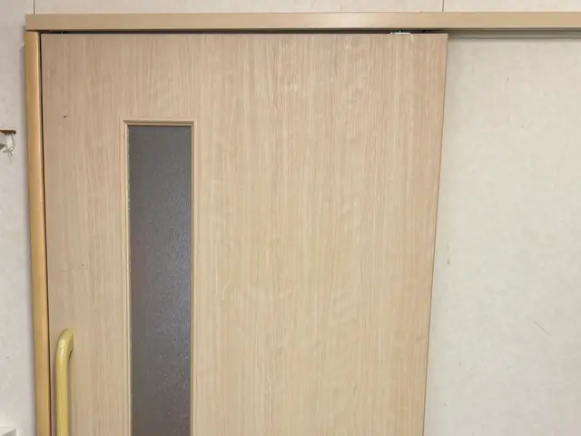 枠・床との干渉、蝶番交換、調整、金物交換などお困りの詳細をお知らせください。サービスの画像