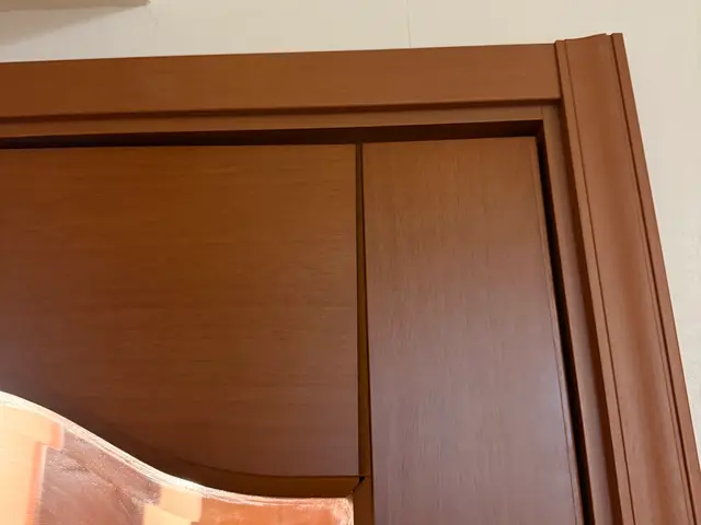 枠・床との干渉、蝶番交換、調整、金物交換などお困りの詳細をお知らせください。サービスの画像