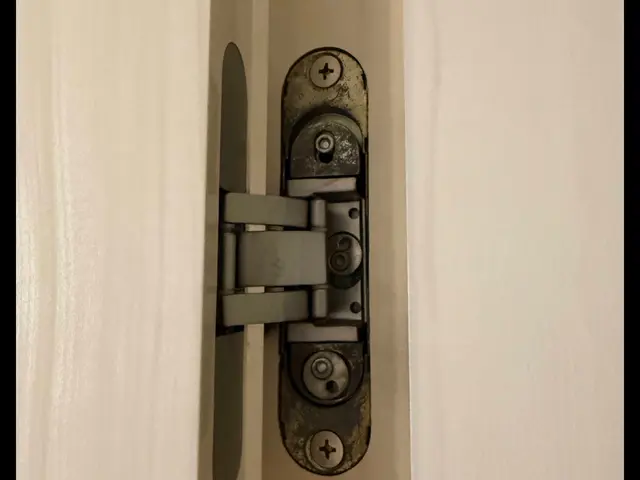 枠・床との干渉、蝶番交換、調整、金物交換などお困りの詳細をお知らせください。サービスの画像