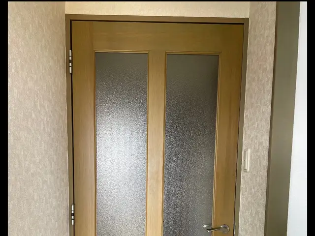 枠・床との干渉、蝶番交換、調整、金物交換などお困りの詳細をお知らせください。サービスの画像