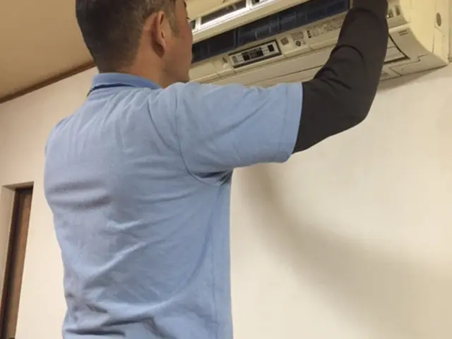 業務用エアコンも徹底分解でエアコンの汚れと臭いを徹底的に除去します！！サービスの画像