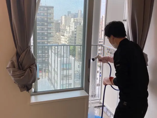 ◆梅雨-猛暑-害虫-砂汚れ室外機からの排水跡 意外と色々汚れが溜まった場所だからサービスの画像