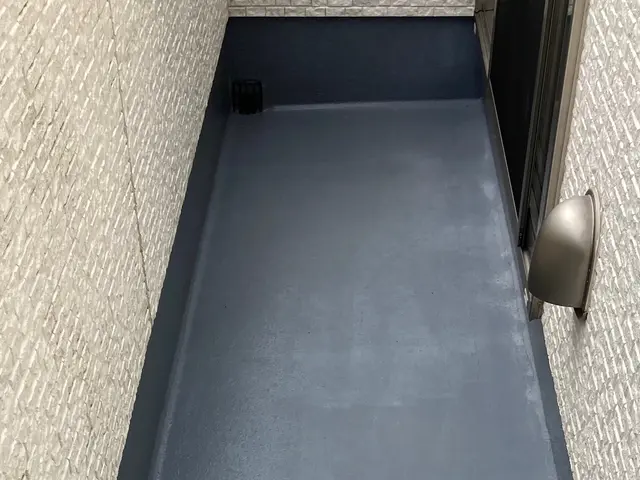 ◆梅雨-猛暑-害虫-砂汚れ室外機からの排水跡 意外と色々汚れが溜まった場所だからサービスの画像