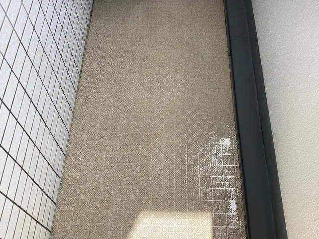 ◆梅雨-猛暑-害虫-砂汚れ室外機からの排水跡 意外と色々汚れが溜まった場所だからサービスの画像