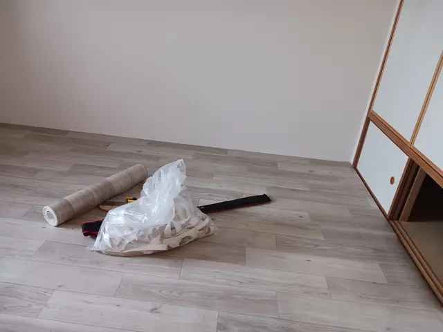 経験２０年以上の匠が、クッションフロアを丁寧に張ります。アフターケアもバッチリ。サービスの画像