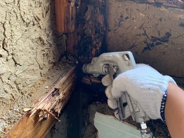 ★白蟻対策協会認定防除士による責任施工店です★5年保証、損害保険付き●サービスの画像