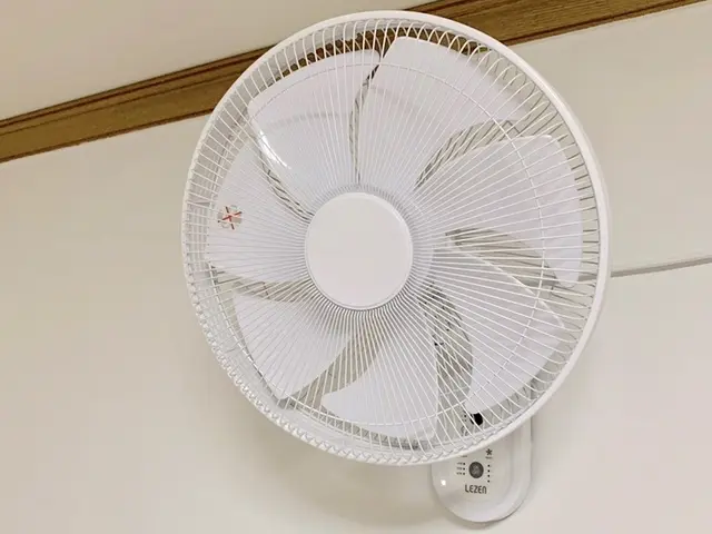 扇風機、テーブル、ステンレス平棚、コンクリート壁もOKです！墨田区から参ります!サービスの画像