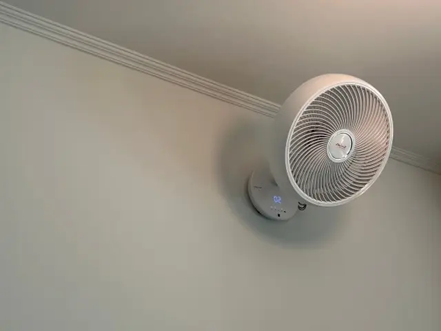 扇風機、テーブル、ステンレス平棚、コンクリート壁もOKです！墨田区から参ります!サービスの画像