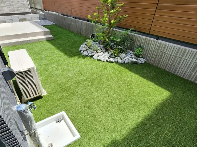 【職人直営店】メーカー公認の人工芝専門職人が施工します◇天然芝から敷替の対応可サービスの画像