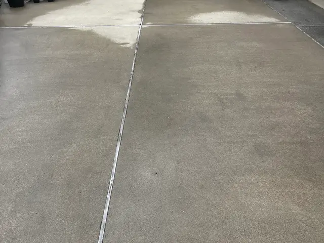 駐車場の高圧洗浄サービスの画像