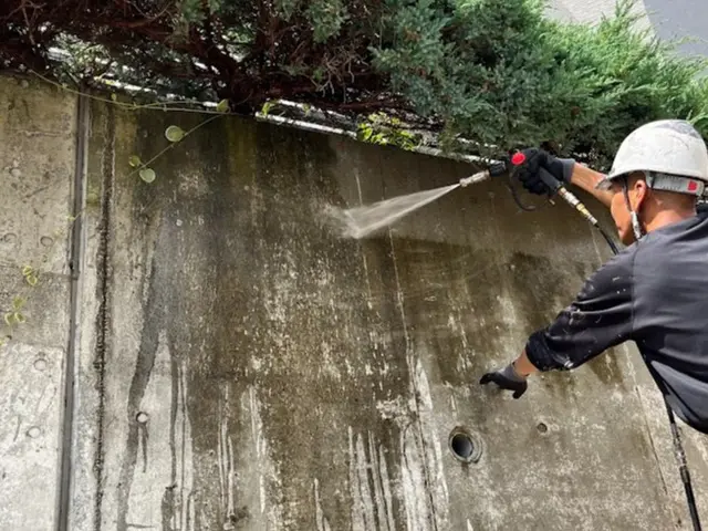 駐車場の高圧洗浄サービスの画像