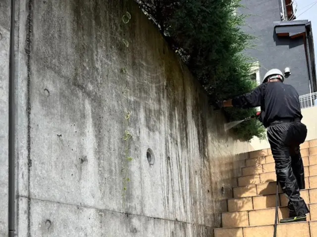 駐車場の高圧洗浄サービスの画像