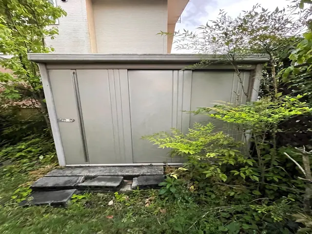 金属製の物置を解体・回収致します。サービスの画像