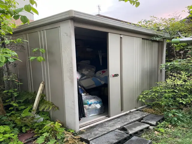 金属製の物置を解体・回収致します。サービスの画像