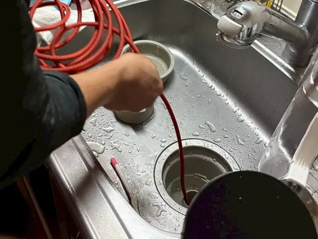 本格業務用機材で排水管詰まりの原因を徹底的に除去！サービスの画像