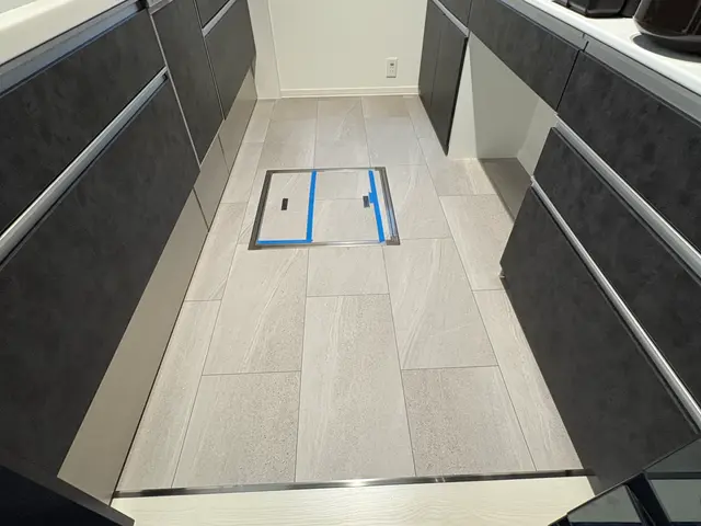 重ね貼り作業実績300件以上！壁　建具とのバランスもご提案します！サービスの画像