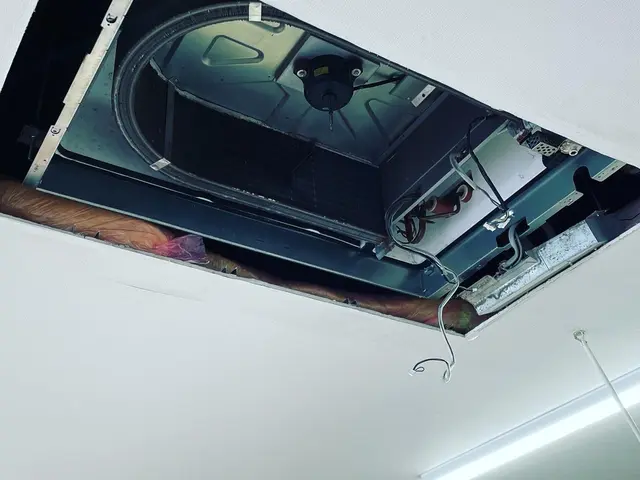 安心・清潔な空間を提供！インボイス対応の天井埋め込みエアコンクリーニングサービスの画像