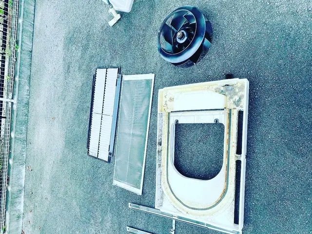 安心・清潔な空間を提供！インボイス対応の天井埋め込みエアコンクリーニングサービスの画像