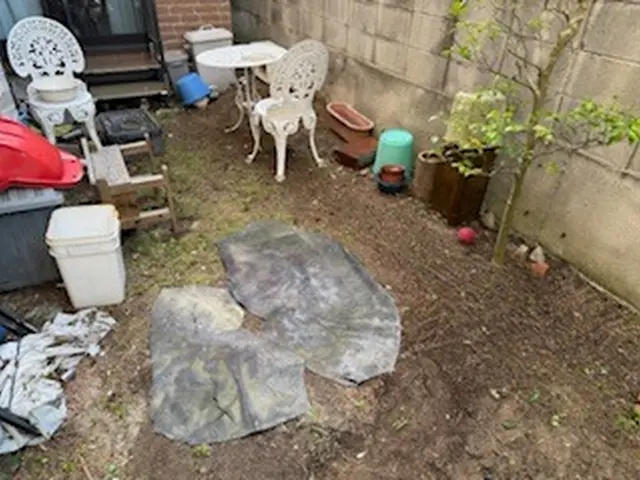 狭い箇所の落ち葉がスッキリ！公共交通機関でお伺いいたします。サービスの画像