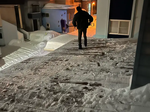 〜雪かき１１０番〜雪かき/雪庇落とし/カーポート雪下ろし/軽トラ排雪お任せ下さいサービスの画像