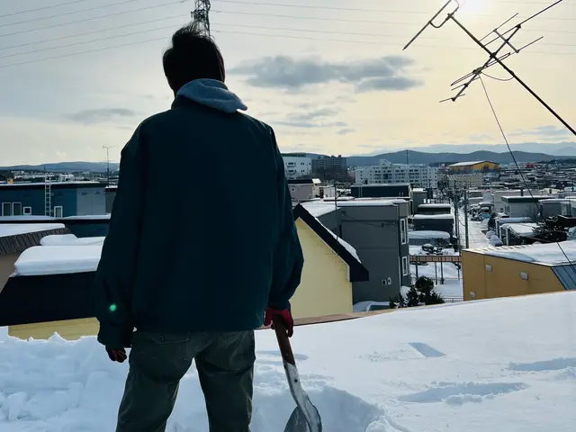 〜雪かき１１０番〜雪かき/雪庇落とし/カーポート雪下ろし/軽トラ排雪お任せ下さいサービスの画像