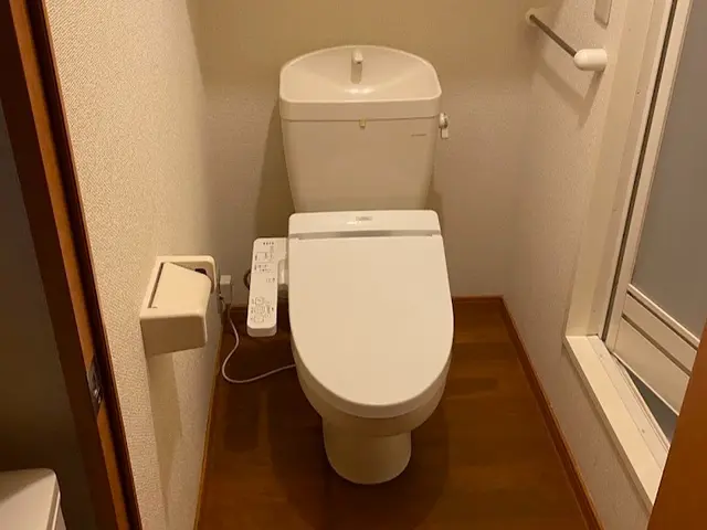 トイレクリーニング　手の届かない場所もキレイに。清潔なトイレで気持ちよく！サービスの画像