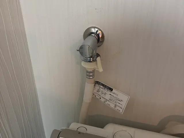 洗濯機に水栓が当たって邪魔等のお困り事、地域最安値で直します！サービスの画像