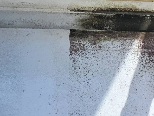 騒音が少ないタイプの高圧洗浄機を使用し、汚れの酷い部分は手作業でピカピカにしますサービスの画像