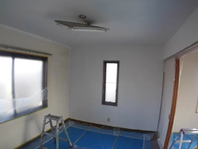 壁紙の上から漆喰や珪藻土　塗装も出来て水性環境型でお住まい中でも大丈夫ですサービスの画像