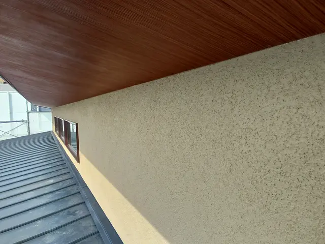 壁紙の上から漆喰や珪藻土　塗装も出来て水性環境型でお住まい中でも大丈夫ですサービスの画像