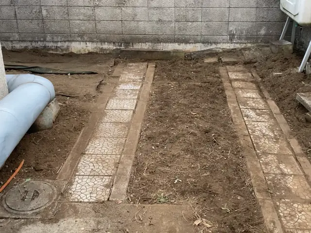 明るく誠実な草むしり！根から除去｜ゴミの引き取りも対応可｜立木の剪定も対応サービスの画像