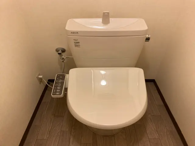 トイレ交換はお任せください。水道工事30年の実績、安心の施工保証あります。サービスの画像