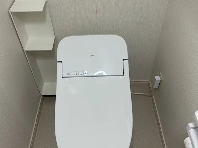 トイレ交換はお任せください。水道工事30年の実績、安心の施工保証あります。サービスの画像