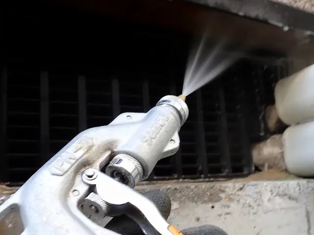 茨木より。床下と建物外周に対して粒剤＋液剤の２種類を駆使して駆除を行います。サービスの画像