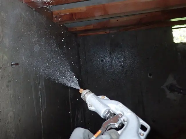 茨木より。床下と建物外周に対して粒剤＋液剤の２種類を駆使して駆除を行います。サービスの画像