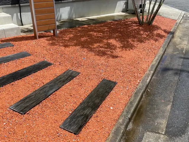 砂利、レンガチップ、バークチップ、ウッドチップなど様々対応可能です。サービスの画像