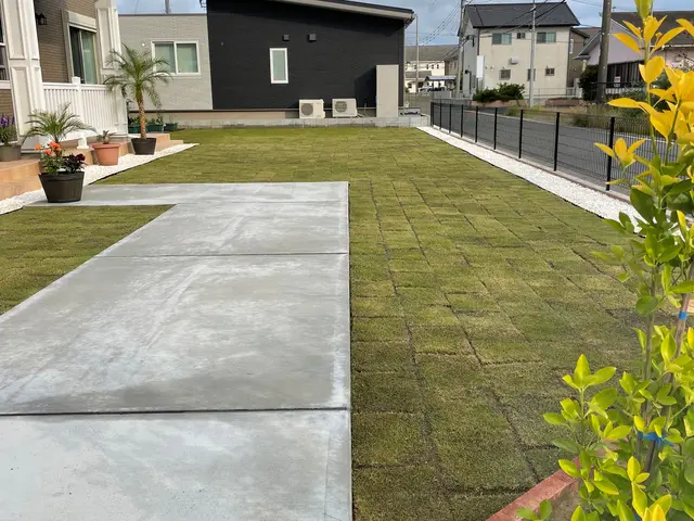 砂利、レンガチップ、バークチップ、ウッドチップなど様々対応可能です。サービスの画像