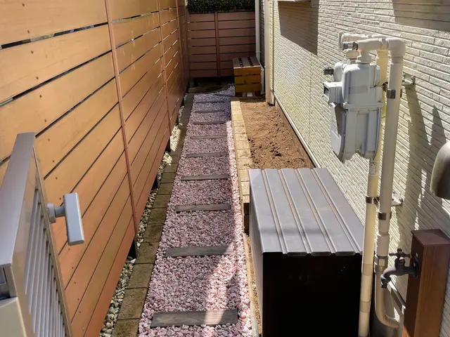 砂利、レンガチップ、バークチップ、ウッドチップなど様々対応可能です。サービスの画像