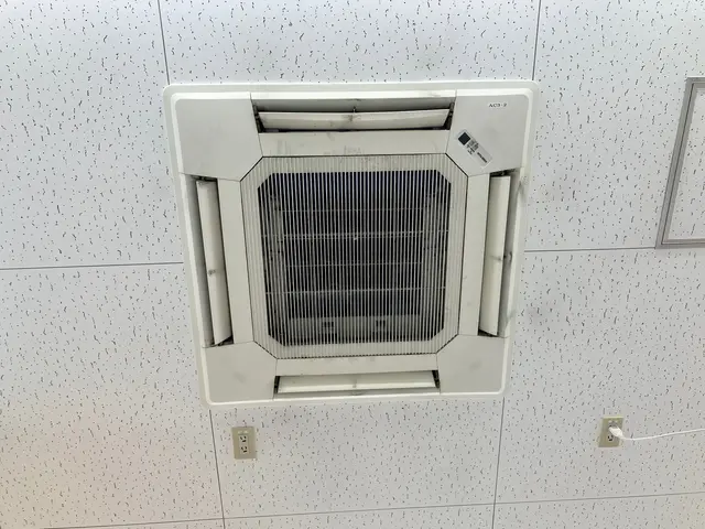 業務用天カセ4方向エアコン洗浄サービスの画像