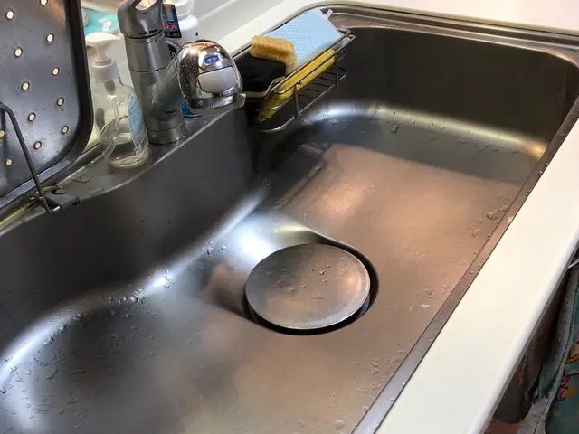 抗菌済み制服・マスクを着用しで伺います。油汚れ徹底除去！シンクピカピカにします！サービスの画像