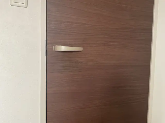 クヨクヨするのは今日でやめに！室内ドア傷や穴　色ハゲなど　なかったことにサービスの画像