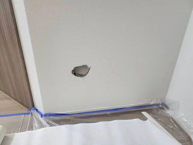 壁穴をアルミ製の材料を用いてなおします、アフターフォローも有りご安心ですサービスの画像