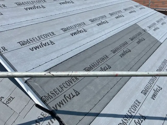 ゴミが少なく安くできるカバー工法はお任せください！サービスの画像