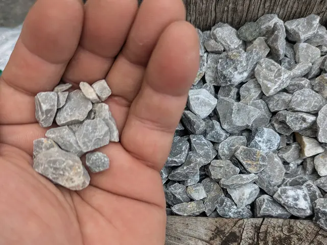 砂利施工承ります！防草シートと砂利の材料費込み！砂利のみ施工は30,000円サービスの画像