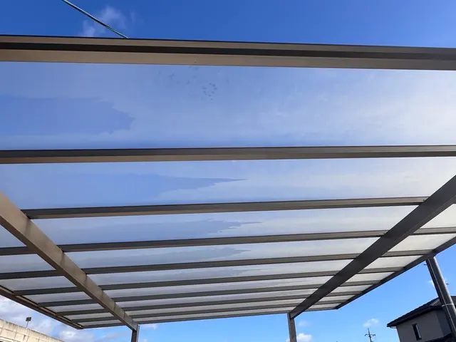 【カーポート洗浄】専用ブラシ／高圧洗浄機／薬剤を使用し徹底洗浄致します！サービスの画像